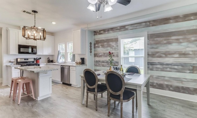 Gulfport House | Near Island View Casino, the Gulfport Aquarium, Restaurants, Beaches, and the Beautiful Jones Park!