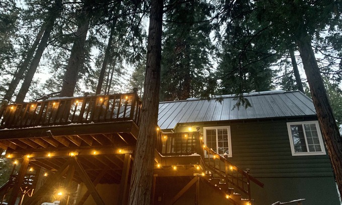 Long Barn Cabin | Near Pinecrest- AC, outdoor space,arcade games & spacious deck!