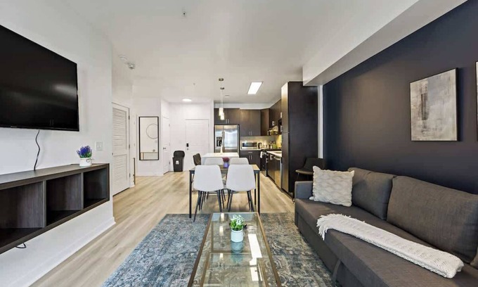 Cherry Apartment | Near QUC Campus | Pool,Gym,W/D,Balcony,Parking