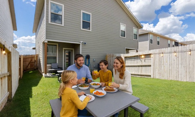 San Antonio Apartment | Near Seaworld~Smart TVs~Backyard Dining~Pet Friendly