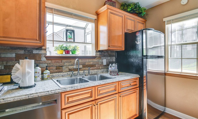 Indian Point Apartment | Near Silver Dollar City! Condo w/Hot Tub & Lake