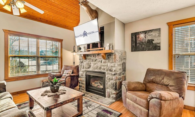 Reeds Spring Cabin | Near Silver Dollar City & Entertainment with Free Tickets-Romantic Getaway-Golf Course On Site