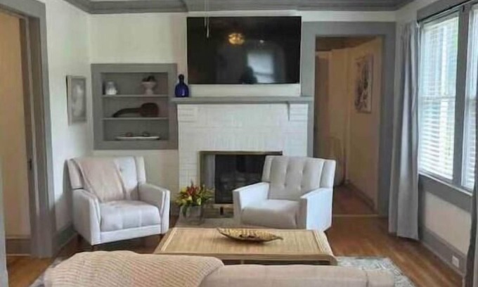 Covington House | Near square, 4000sf, 2set dining/living, fireplace