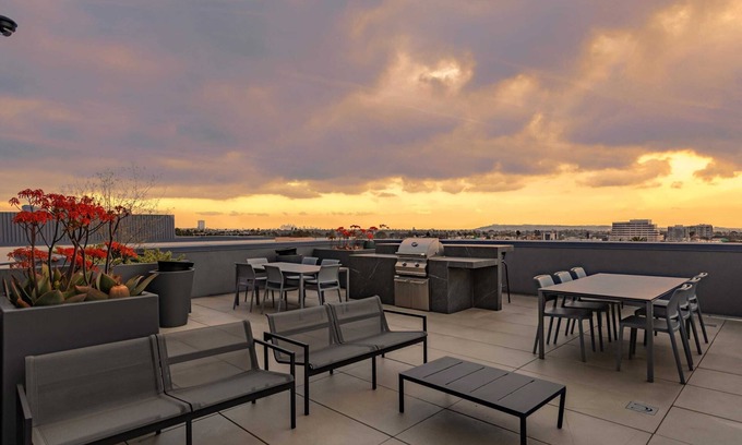 West Los Angeles Apartment | Near UCLA Coliving Suite w On Site Laundry