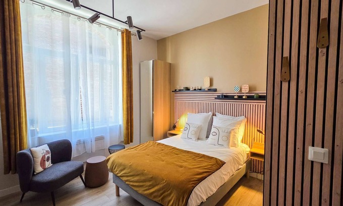 Saint-Quentin Apartment | Nef d'Or Amber Stylish Studio
