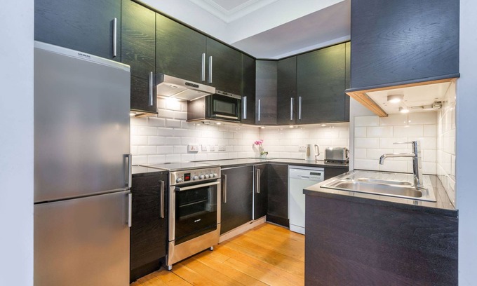 London City Centre Apartment | Nelson s Pad - Trafalgar Square - by Frankie Says