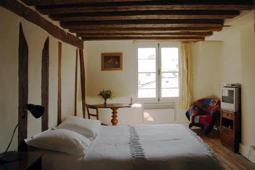 Quartier Sainte-Avoye Apartment | Nest in Paris