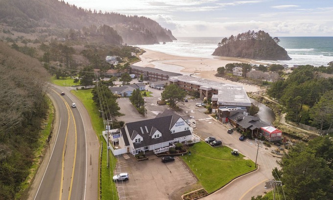 Neskowin Apartment | Nest Market Loft -2 bed lux Neskowin loft. Steps to beach & market. Great rates!