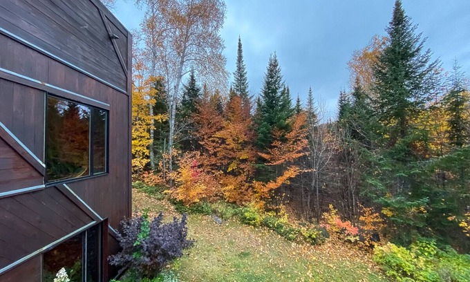 Val David Ski Chalet | Nestled in the heart of nature, La Romane combines contemporary design, warmth, and comfort — featuring a private spa year-round, billiard room, and a heated pool in summer.