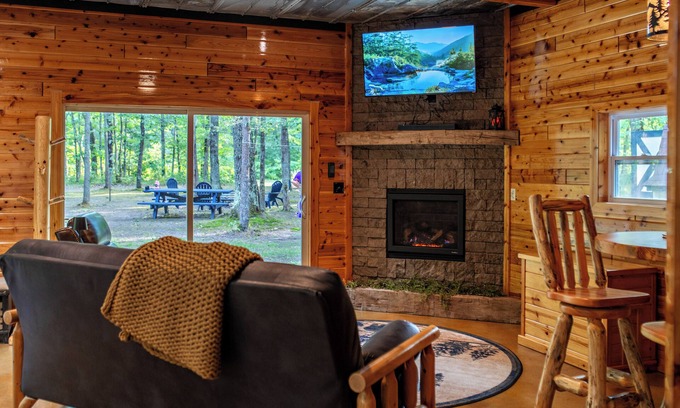 Wellston Cabin | New 1bd/1bth cabin + washer/dryer- Sleeps 4 Near trails/Tippy Dam