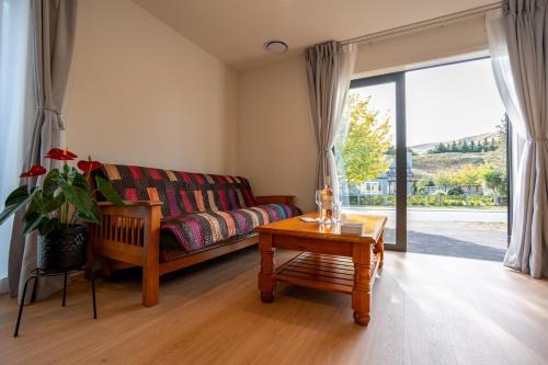Lake Hayes House | New 2 bedroom Holiday home with over 50 amenities in Queenstown, NZ