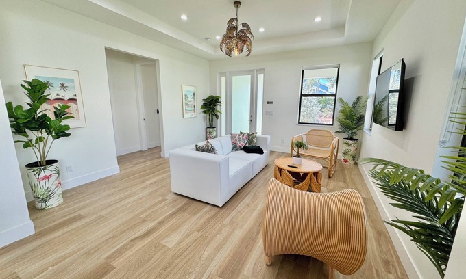 Southwest House | NEW 2BR 2BA Modern Palm Beach Cottage