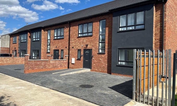 Waltham Cross House | New 3 Bedroom, 3 shower, ideal for Contractors,Companies & Temporary Relocation
