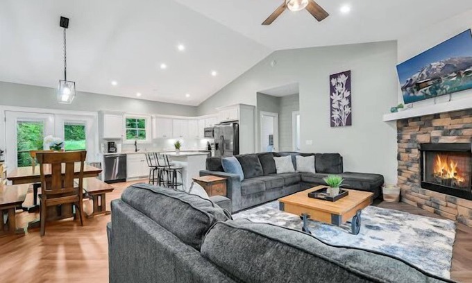 Bent Creek House | NEW 3BR-2B home in Asheville with hot tub & firepit! Discounted mid-week stays!