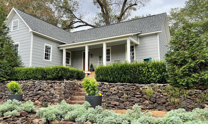 Oxford Cottage | New 3BR/2BA Guest House - Walk to Square. Ideal for Game Day & Family Stays