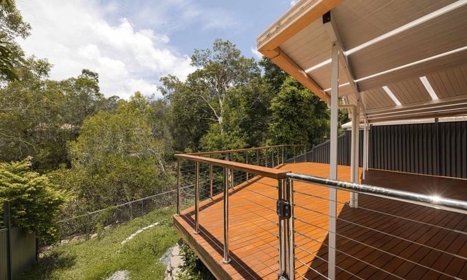 Helensvale House | NEW 3BR Serene Creekside Retreat in Helensvale