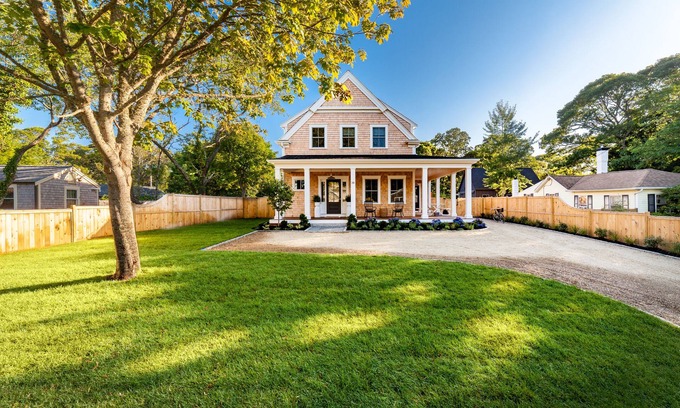 Edgartown House | New 4-bedroom House with Swimming Pool–Just a 10-minute Walk to Town
