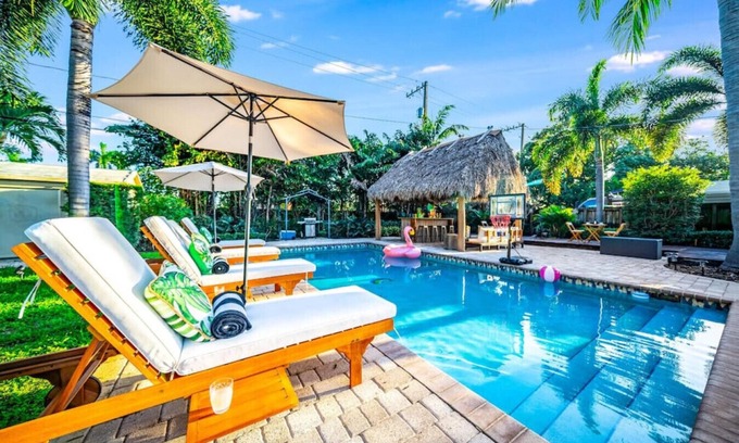 Pompano Beach House | New! 4Bed Htd Pool/Jacuzzi/5 Min to Beach/Tiki Hut