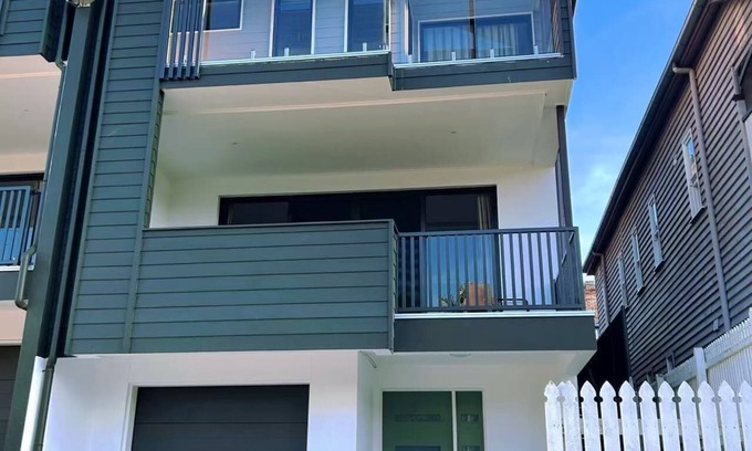 Taringa House | New 4BR 3Bath Duplex/Train station/Modern Comfort