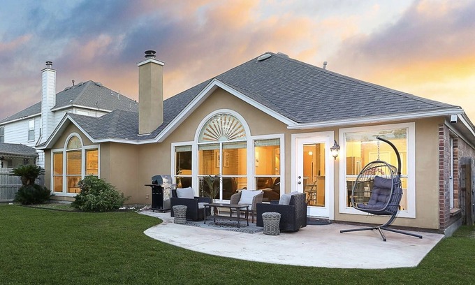 Jade Oaks House | NEW! 5★ Location & Gated | LUXURY LIVING | Royal Beds 👑
