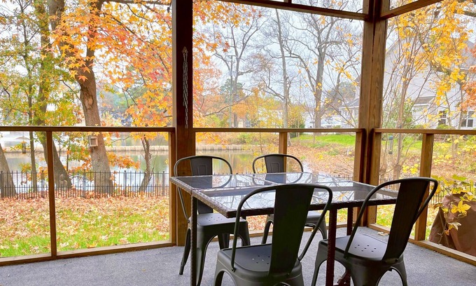 Bayview House | NEW! 7 mins walk to the beach, water front view sun room!