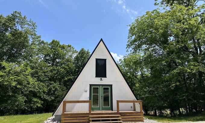 Clarkson Cabin | NEW A-Frame Stay Awhile near Mammoth Cave National Park & <1 mi to Nolin Lake!
