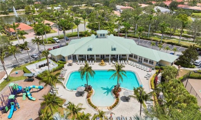 Fort Myers House | New! Amazing 4Br Oasis, Heated Pool/Spa, Gym, PickleBall - 5 Min to Downtown!