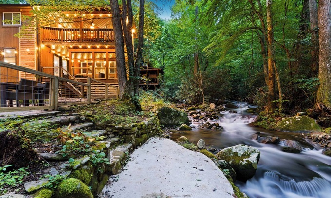 Rocky Grove Cabin | New! Amazing Running Creek! New Build w/Hot Tub!