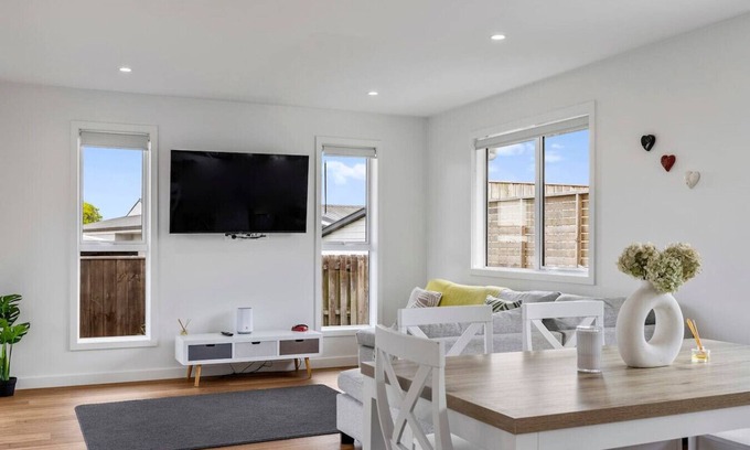 Richmond Heights House | New and Bright Two Mile Escape - a Gem with short stroll to Lake