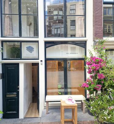 Burgwallen Nieuwe Zijde Apartment | New Apartment in the Heart of Amsterdam