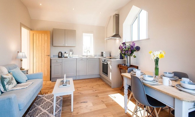 Swindon House | New Barn Conversion near Cotswold Water Park with Optional Hottub