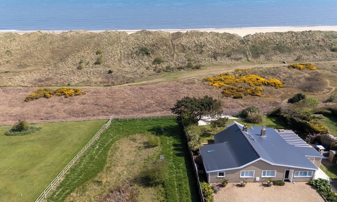 Winterton-on-Sea House | *NEW* BEACH FRONT - Sea Views over unspoilt dunes. Walk to the Beach & Pub!