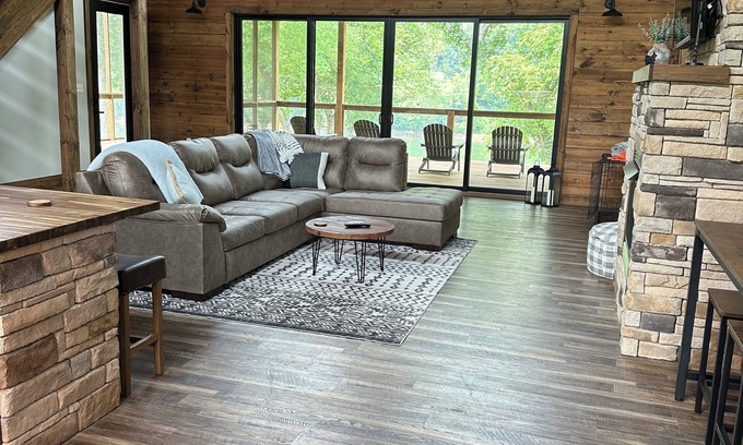 Lone Rock House | NEW BEAUTIFUL HOME RIGHT ON THE WHITE RIVER! WALK-IN WHITE RIVER ACCESS!