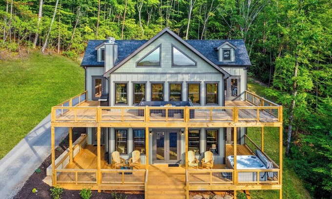 Franklin Cabin | NEW .BIG. Cabin*Hot-Tub*Firepit*King Beds*BIG VIEW