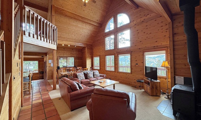 Woodmoor House | NEW! Big with VIEWS, 11 beds, hot tub, pool table