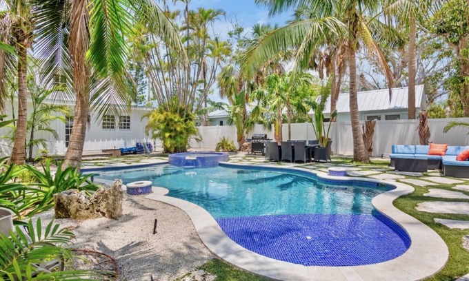 Anna Maria House | NEW! Blue Pearl~Heated Pool/Spa~Walkable Pine Ave! Guest House for Added Space!