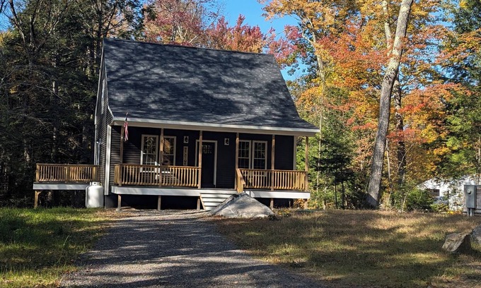 Standish House | NEW BUILD 3 BR COTTAGE, Salt water hot tub, apple orchards, kayaks, paddleboard