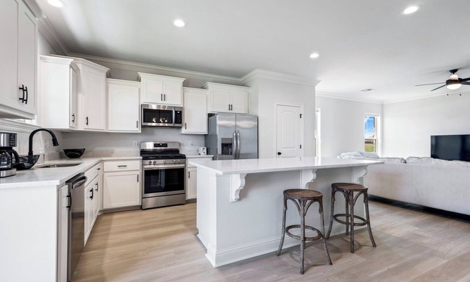 Sunshine House | New build 4 bedroom short drive to downtown and LSU