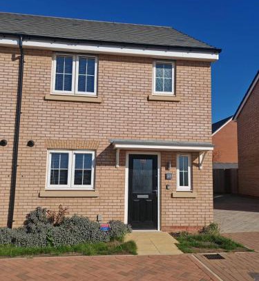 Wellingborough House | New Build - Free Parking - Wifi - Contractors