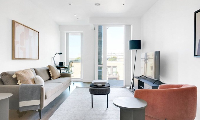 Hammersmith Broadway Apartment | New Build Hammersmith 1BR w/Gym & Concierge, nr Tube, by Blueground