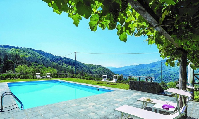 San Romano in Garfagnana Villa | New! Converted farmhouse, ideal for groups. Mountain views. Private pool!