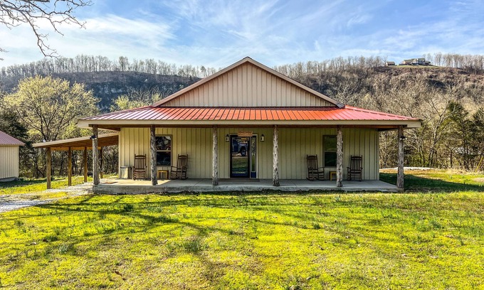 Mountain View Cabin | New Cabin just minutes from Sylamore Creek and close to town!