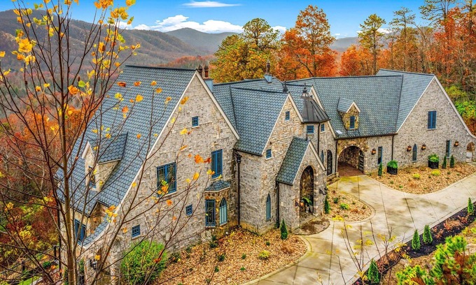 Black Mountain Other | New Castle with 6 bedrooms and WiFi in beautiful Black Mountain