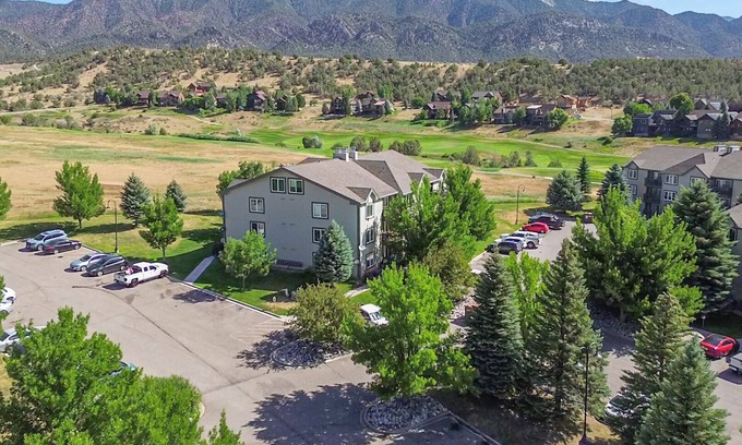Glenwood Springs Condo | New Castle’s Kings & Queens · 2 Kings + 2 Queen Sofas · Mtn Views-Near Glenwood