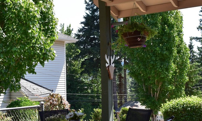 Kenmore Cottage | New Charming Lakeview Cottage in Downtown Kenmore