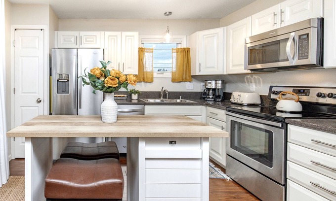 Bayshore - Klatt House | NEW Charming South Anchorage Retreat - Quiet and Close to Shopping, Restaurants