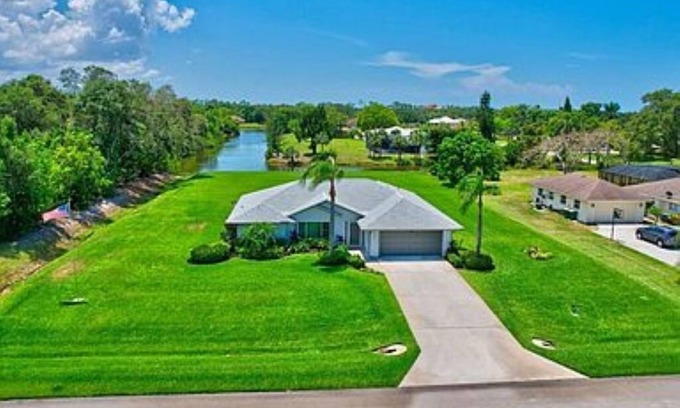 North Naples House | New, clean and spacious house in Central Naples, close to beach, Pet friendly!