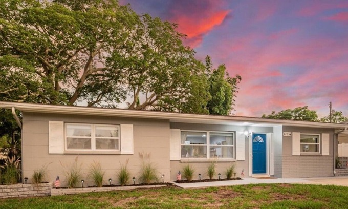 Largo House | NEW⛱ Close to Beach Villa- Large Outdoor Grill Patio, 400Mb WiFi Office Spc & AC