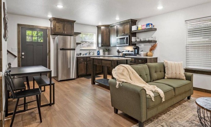 Dean Highland House | New Comfy Townhome: 3 miles to Magnolia