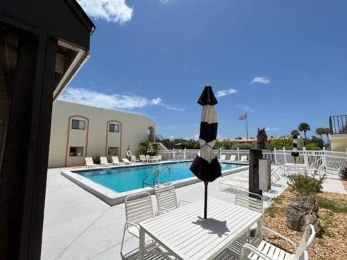Iona Apartment | NEW condo! Just 15 min to Ft Myers and Sanibel beach! Great Location!